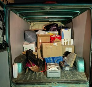 Pakettiauton tavaratila, jossa lahjoitettuja tavaroita.